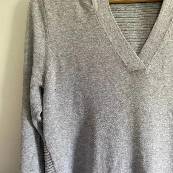 Dakini Gray V Neck Hooded Sweater - Picture 6 of 10